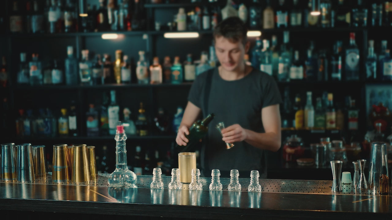 Încarcă clipul video: Decanter set with 6 shot glasses—perfect for tequila nights, drinking games, and party gatherings. Crystal-clear glass, sturdy feel, easy to clean, and packed securely for safe delivery. Great gift for birthdays, bachelorette parties, and home bar setups.